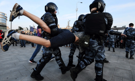 اللاعنف العالمية تدعو السلطات الروسية للإفراج عن المحتجين